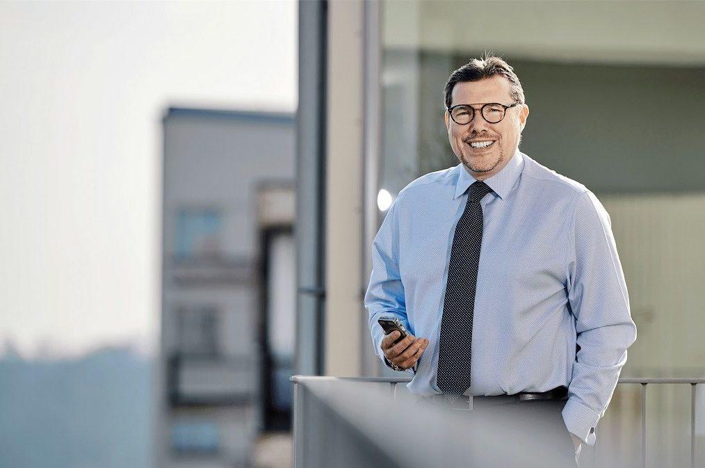 Legacy-KWAG Hero-Motiv mit professionellem Kanzlei-Kontext.